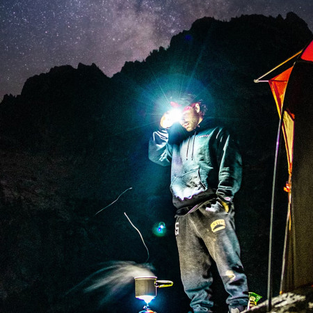 Fejlámpa vs. mobil: tudjuk, ki a győz