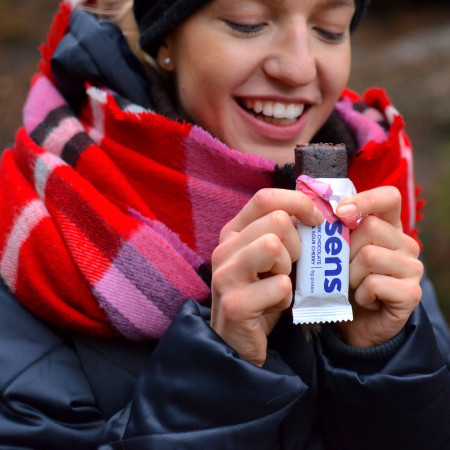 Sens Étcsokoládé és meggy tücsöklisztes szelet